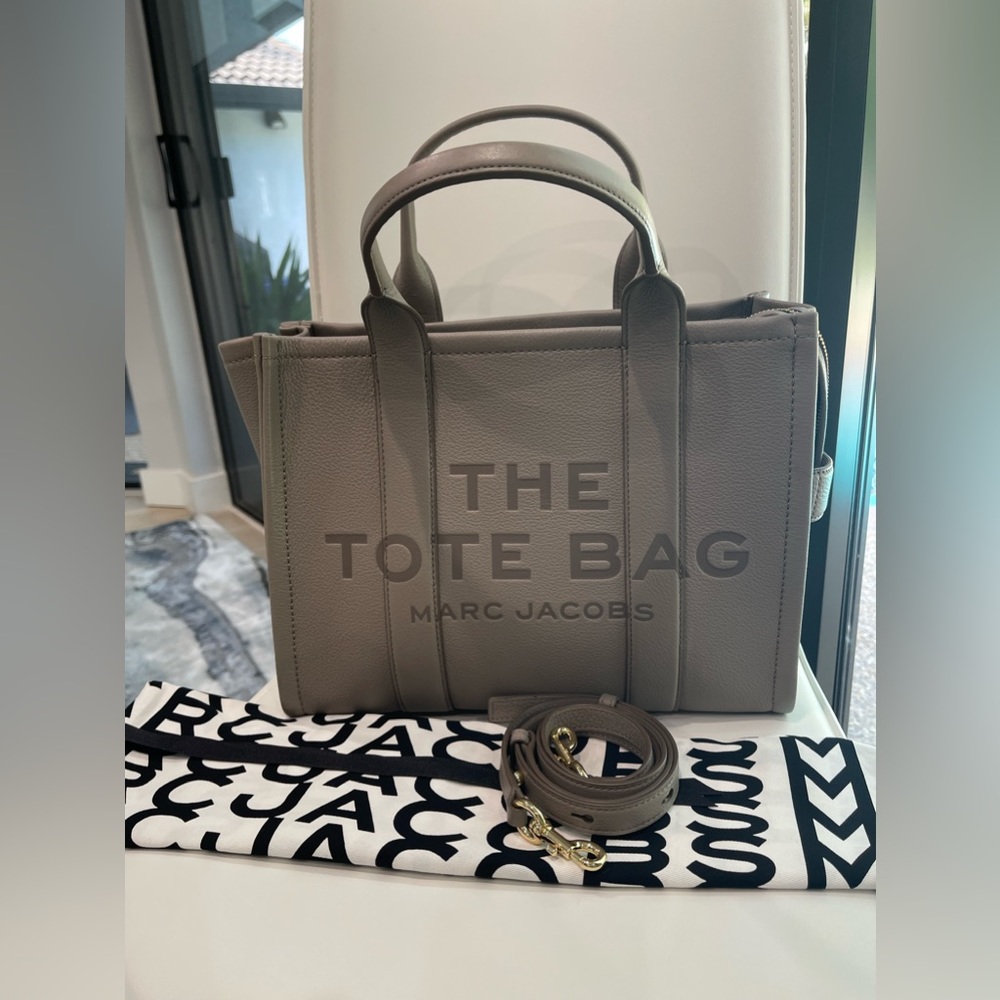 Marc Jacobs Medium Tote Bag in cement color
